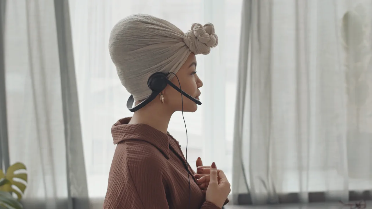 Support scene with a professional wearing a headset